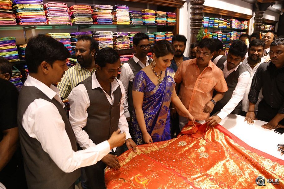 Raashi-Khanna-Launches-Kasam-Pullaiah-Cloth-Merchant-in-Warangal